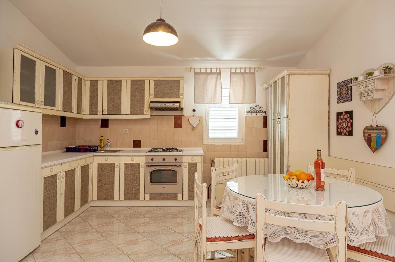 Apartments Villa Lilla Baška Voda Esterno foto