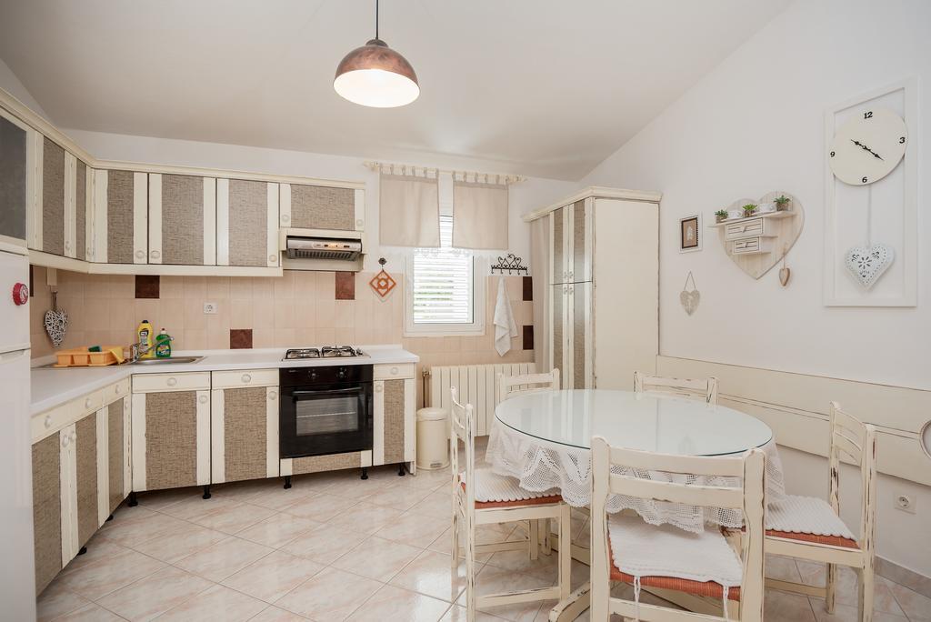 Apartments Villa Lilla Baška Voda Esterno foto