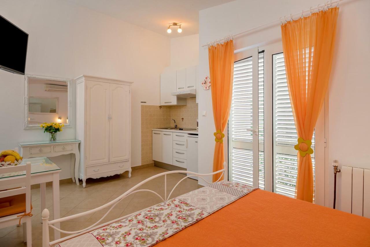Apartments Villa Lilla Baška Voda Esterno foto