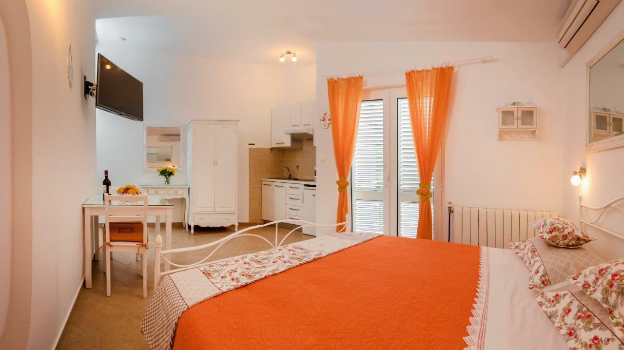 Apartments Villa Lilla Baška Voda Esterno foto